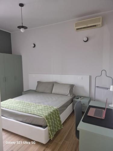 a small bedroom with a bed and a desk at Foresteria Alcatraz in Arluno
