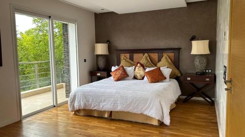 Postel nebo postele na pokoji v ubytování Privacy and Serenity in the Red City