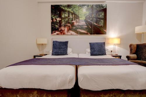 Postel nebo postele na pokoji v ubytování Sunday Box Hill Burford Bridge Hotel