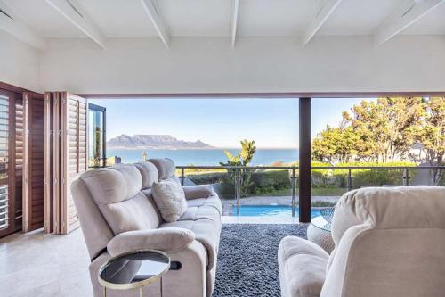 ein Wohnzimmer mit Sofas und Meerblick in der Unterkunft Luxury Coastal Living with Sea and Mountain View in Big Bay