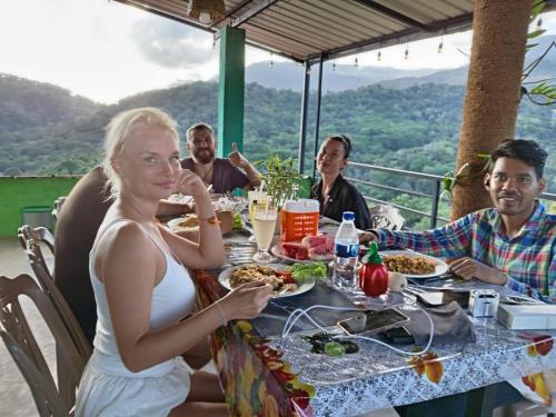 Φαγητό σε αυτό το δωμάτιο σε οικογενειακή κατοικία ή κάπου εκεί κοντά