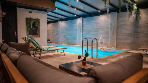 Swimmingpoolen hos eller tæt på So'Lodge Spa & Piscine