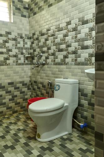 a bathroom with a toilet and a sink at Immanuel Homestay, Kalathipady, Kottayam, Flat E in Kottayam