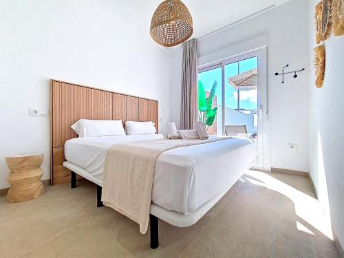 une chambre avec un grand lit et une grande fenêtre dans l'établissement Casa de Colonia San Javier - 6910, à Los Buenos