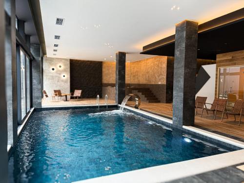 a pool in a hotel room with a spa at Šafran Zlatibor in Zlatibor