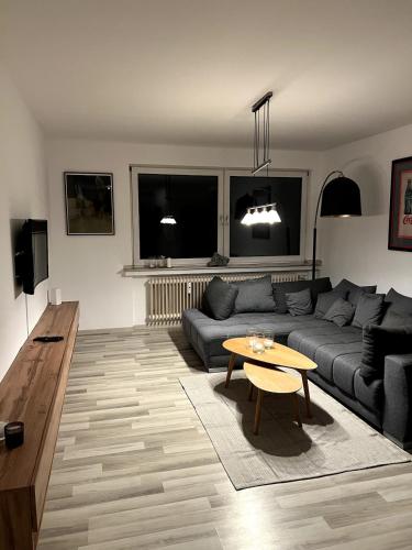 ein Wohnzimmer mit Sofa und Tisch in der Unterkunft Somewhere2Stay Apartment in Oberhausen City in Oberhausen