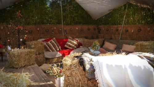 een woonkamer met een bank en wat hooi bij Jinglu Lanshan Inn in Fuchunjiang