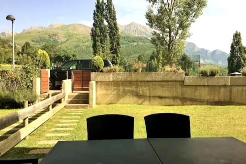 Casa con jardín y vistas a la montaña