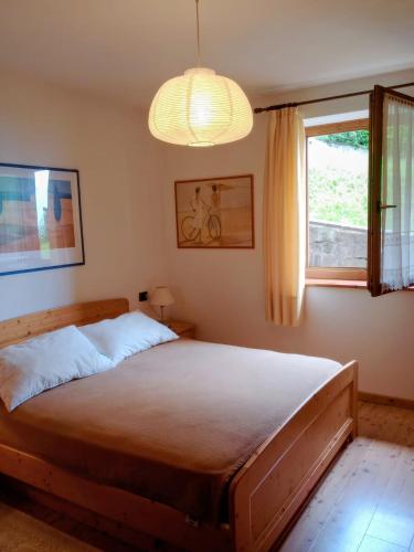 DaianoにあるCasa Liliumのベッドと窓のある寝室