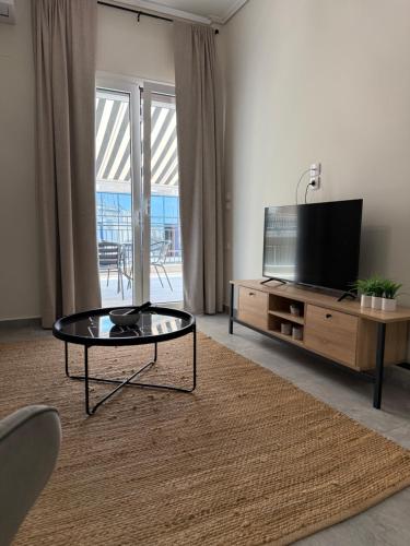 TV a/nebo společenská místnost v ubytování Feels Like Home - Agrinio Suites