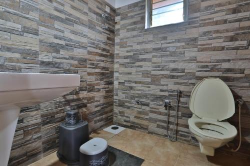 Koupelna v ubytování Gonakal Homestay