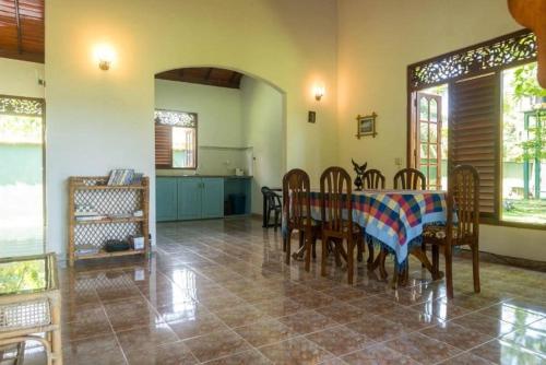 Una cocina o zona de cocina en Hikkaduwa Magnoon Villa