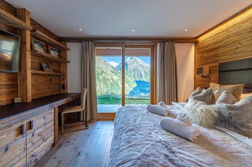 Schlafzimmer mit einem großen Bett und Bergblick in der Unterkunft Chalet Wooden Pearl - Ultimate Luxury & Privacy! in Saas-Fee