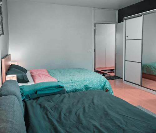 Ένα ή περισσότερα κρεβάτια σε δωμάτιο στο Spacious and Comfy Apartment, 15 Mins from Airport, 17 Minutes to City Center