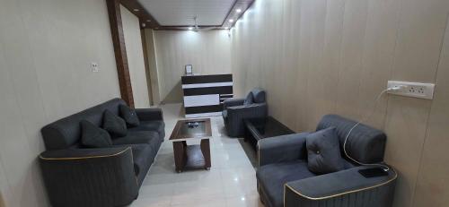 a waiting room with blue couches and a table at Hotel O Banaras Guest House in Banāras Cantonment