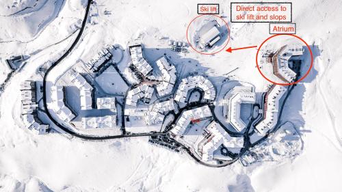 een plattegrond van een mijn in de sneeuw bij New Gudauri Atrium Apartments in Goedaoeri