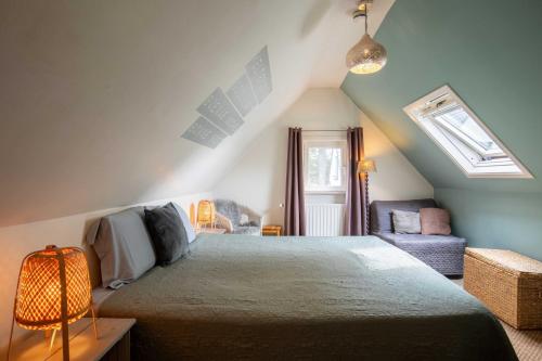 een slaapkamer met een groot bed en een bank bij Atlas Guesthouse in Brugge