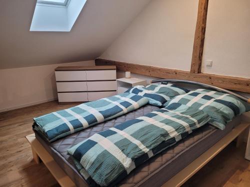 Postel nebo postele na pokoji v ubytování Ferienwohnung Lindenblüte