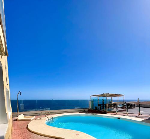 een zwembad met uitzicht op de oceaan bij The Sound Of Ocean Waves in San Agustin