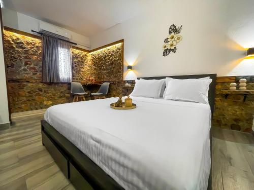 a bedroom with a large white bed in a room at Archontiko Kantilis in Díon