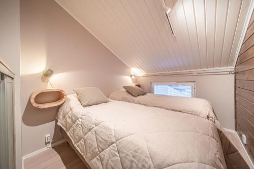 シルッカにあるLevin Kuningaskotka C4 Visit Leviの窓のある小さな部屋にベッドが2つある