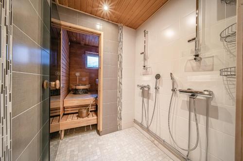 シルッカにあるLevin Kuningaskotka C4 Visit Leviのシャワーと洗面台付きのバスルーム