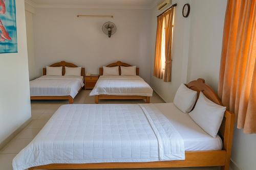 Postel nebo postele na pokoji v ubytování Ngọc Song Hotel Phan Thiết