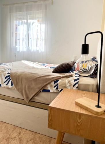 1 dormitorio con 1 cama con lámpara y mesa en P.S. Apartment, en Torrevieja