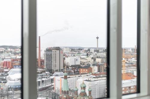 une vue d'une ville depuis une fenêtre dans l'établissement 12th Floor Sauna Retreat with Stunning City Views, à Tampere