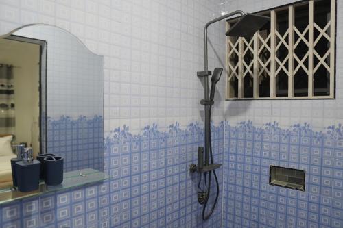 Ένα μπάνιο στο Al Noor Lodge