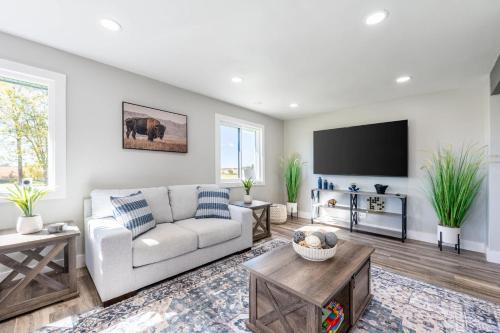 ein Wohnzimmer mit Couch und Flachbildfernseher in der Unterkunft Relaxing Country-view Home Near Golf & Casino in Rockford
