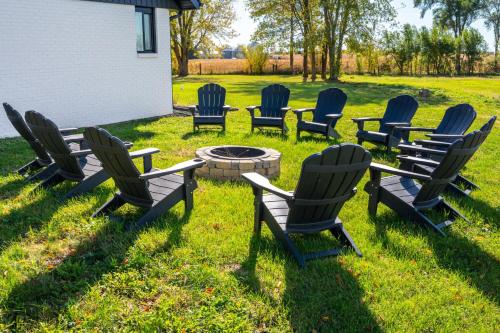 eine Gruppe von Stühlen, die um eine Feuerstelle herum sitzen in der Unterkunft Relaxing Country-view Home Near Golf & Casino in Rockford