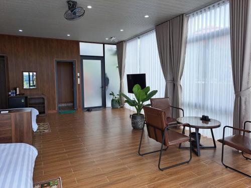 a living room with a table and chairs at Khu vườn của Nàng Đà Lạt - Le Jarden De Nàng in Da Lat