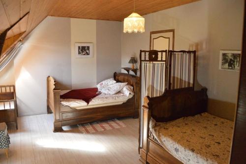 a bedroom with a bed and a mirror in a room at Gîte à la ferme I An Ti Ar Sav Heol in Sarzeau