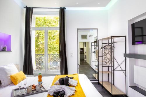 a living room with a bed and a mirror at Pyramide in Mulhouse