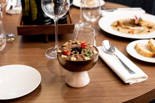 uma mesa de madeira com uma tigela de comida em Radisson Blu Hotel, Florence em Florença