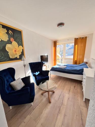 1 dormitorio con 1 cama, 2 sillas y sofá en Willa Dolce Vita, en Szczyrk