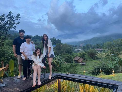 a group of people standing on top of a deck at ป๊ะกั๋นแคมป์ปิ้งฮิลล์สะปัน in Ban Huai Ti