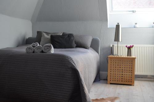 een slaapkamer met een bed met een deken en een raam bij Haus Speckgürtel Hamburg in Henstedt-Ulzburg