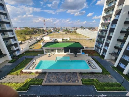 een uitzicht over een zwembad tussen twee gebouwen bij Ww Homes in Nairobi