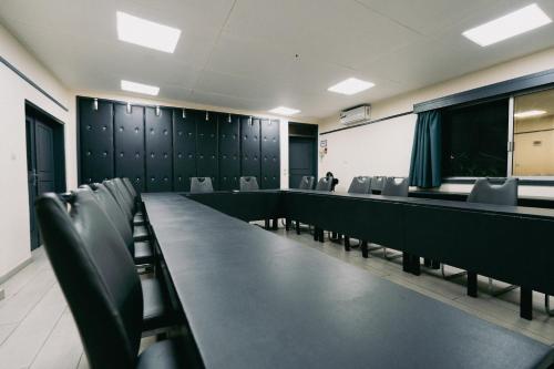 a conference room with a long table and chairs at Résidence Bertille Abidjan Cocody in Abidjan