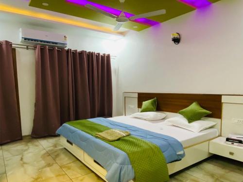 Ένα ή περισσότερα κρεβάτια σε δωμάτιο στο Luxury Stay Royal Villa Aerocity mohali