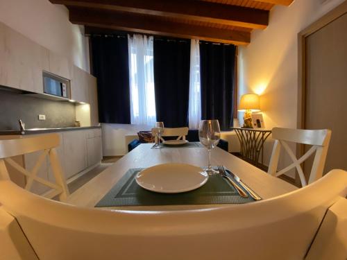 a dining room with a table and a kitchen at International Residence in Tarvisio