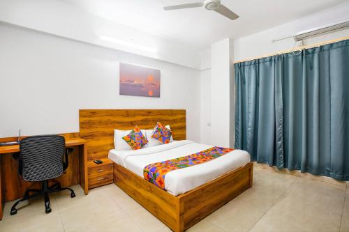 Ένα ή περισσότερα κρεβάτια σε δωμάτιο στο FabHotel Wellax 24 Service Apartments