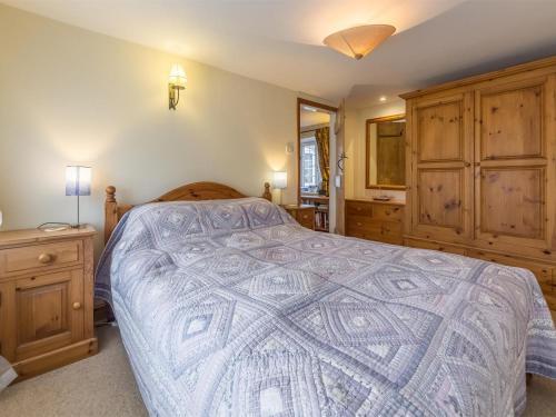 Syderstoneにある3 Bed in Syderstone KT083の大きなベッドと木製のキャビネットを備えた寝室