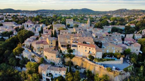 een luchtzicht op een stad met gebouwen bij Magnifique Suite - Fox Duke South Vieux Village in Les Angles Gard