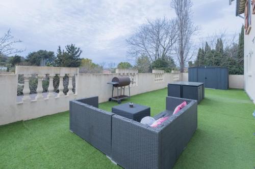 a garden with a fence and a chair on a lawn at Le Cocon d'Allauch - T3 avec jardin in Allauch
