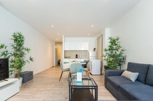 a living room with a couch and a table at L'Olivier - Centre de la Ciotat in La Ciotat