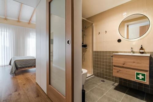 Koupelna v ubytování Grandmother Custódia's House Gerês