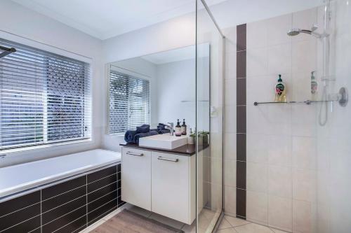 Ένα μπάνιο στο Tennela Haven North Lakes